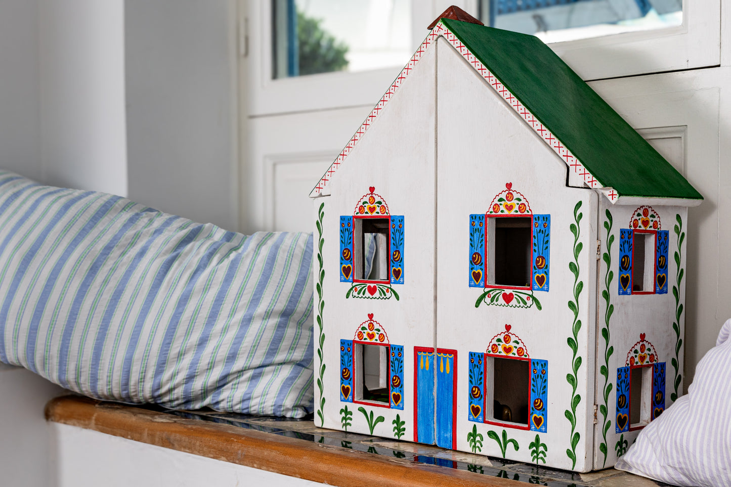 Maison de poupée en bois peinte